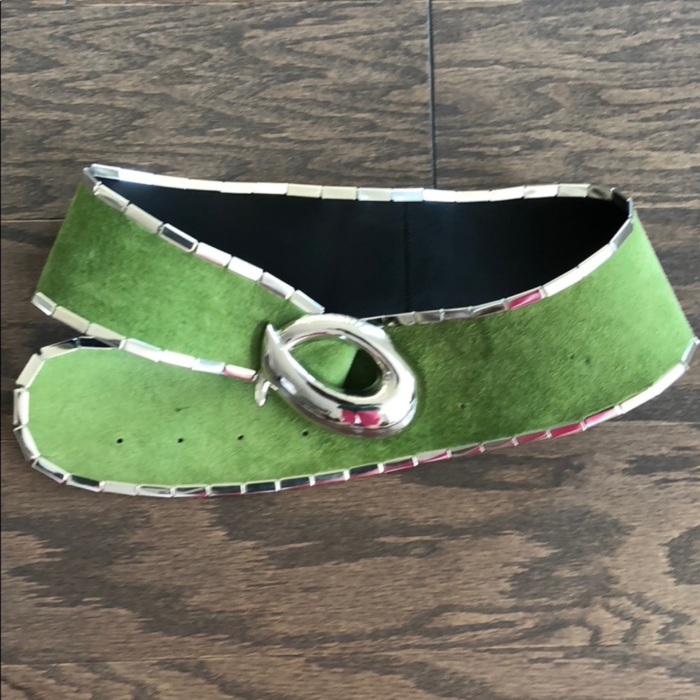 Green belt in suede with silver hardware